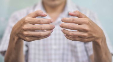 Güneydoğu Asyalı genç adamın eli. Romatoid artrit, osteoartrit veya eklem ağrısı kavramı.