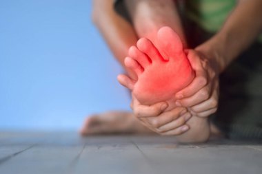 Diyabet hastası Asyalı genç adamın ayağında karıncalanma ve yanma hissi. Ayak parmağı ağrısı. Duyusal nöropati sorunları. Ayak sinirleri problemleri. Plantar fasiiti..