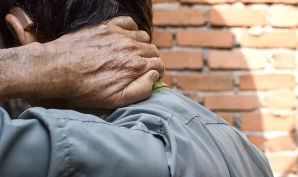 Dolor Músculo Del Cuello Del Anciano Del Sudeste Asiático Concepto — Foto de Stock