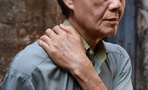 Боль Плечевой Мышце Пожилого Человека Юго Восточной Азии Концепция Нушальной — стоковое фото