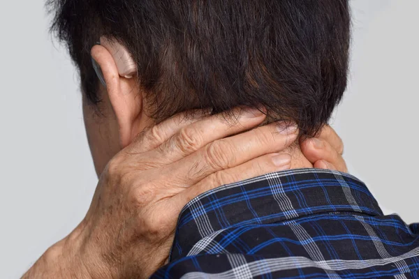 Dolor Músculo Del Cuello Del Anciano Del Sudeste Asiático Concepto —  Fotos de Stock