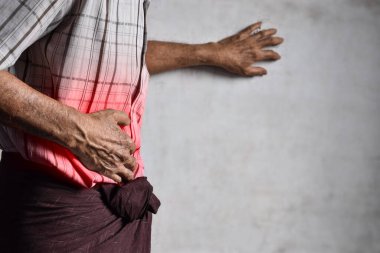 Karın ağrısı çeken Asyalı yaşlı bir adam. Mide ağrısı, enterit, kolit, apandisit, hepatit, gıda zehirlenmesi vs..