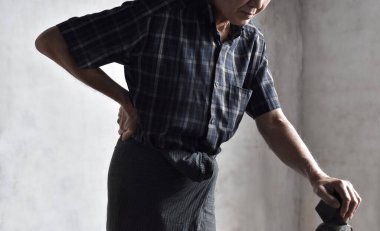 Asyalı yaşlı adam sağ tarafta bel altı ve bel ağrısından muzdarip. Mekanik ya da patolojik süreçten kaynaklanabilir..