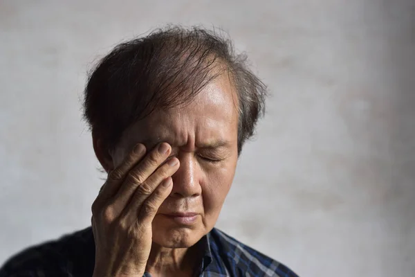 Asiatico Anziano Uomo Sfregamento Suo Occhio Concetto Tensione Oculare Palpebra — Foto Stock