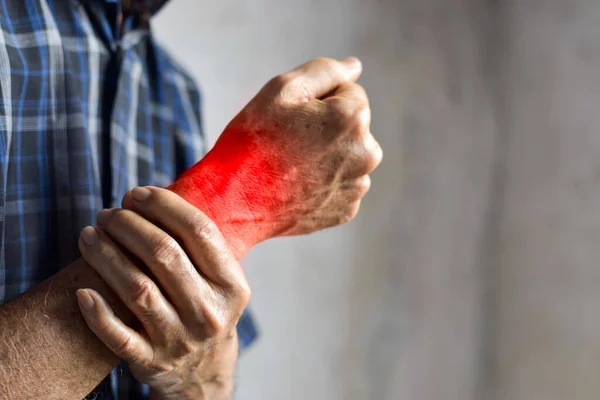 Asyalı Ihtiyarın Bileğinde Iltihap Var Eklem Ağrısı Veya Osteoartrit Kavramı — Stok fotoğraf