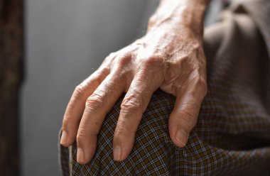 Güneydoğu Asyalı yaşlı adamın eli. Romatoid artrit, osteoartrit veya eklem ağrısı kavramı.