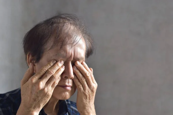 Asiatico Anziano Uomo Sfregamento Suo Occhio Concetto Dolore Oculare Tensione — Foto Stock