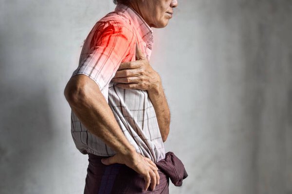 Боль в плечевом суставе пожилого человека из Юго-Восточной Азии. Концепция замерзшего плеча.