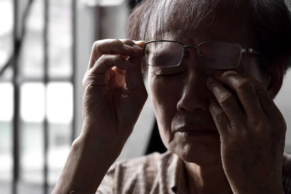 Частичный Силуэт Изображающий Азиатского Пожилого Человека Потирающего Глаз Концепция Глазной — стоковое фото