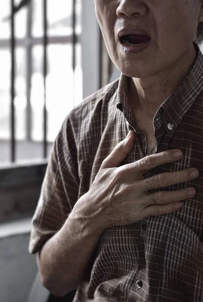 Азиатский Пожилой Человек Страдающий Сжатия Груди Вызвано Астмой Бронхитом Бронхиолитом — стоковое фото