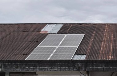 Çatıdaki güneş pili panelleri. Bunlar güneş ışığını toplayan ve onu elektrik akımına çeviren cihazlardır..