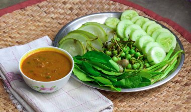 Myanmar veya Birmanya Geleneksel Balık Konservesi Sosu, Ngapi yay ve Taze Haşlanmış Sebzeler.