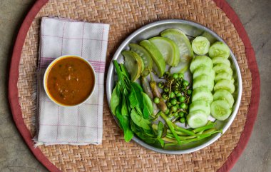 Myanmar veya Birmanya Geleneksel Balık Konservesi Sosu, Ngapi yay ve Taze Haşlanmış Sebzeler.