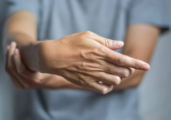 Rigidez Los Dedos Espasmo Los Músculos Mano Debilidad Los Dígitos —  Fotos de Stock
