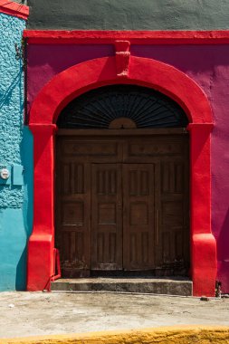 Puerta  Roja. Una puerta de madera esta pintada de un llamativo color rojo en el Pueblo Mgico de Santiago, en el estado de Nuevo Len. 
