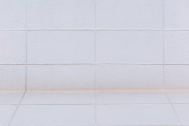 Yüzey ve duvar blokları beyaz şablonla yeniden inşa ediliyor. Çimento yüzey arkaplanı