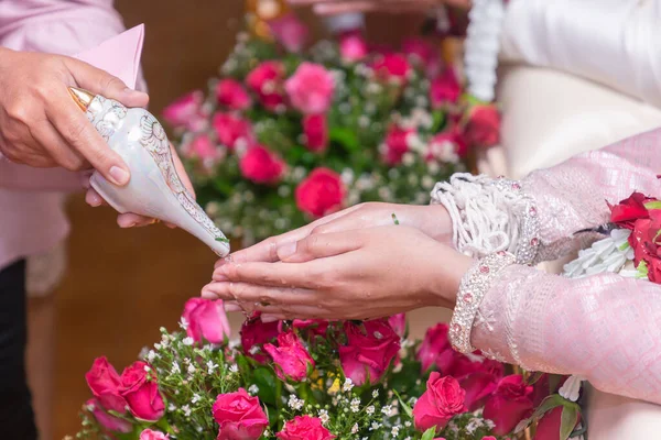 Buda Cerimônia Derramamento Água Casamento Mão Nupcial Com Ornamento Branco — Fotografia de Stock