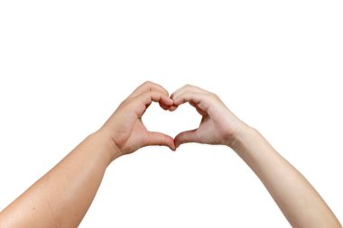 Farklı ten renginde insanlar ellerini birleştirip beyaz arka planda kalp şekli oluştururlar..