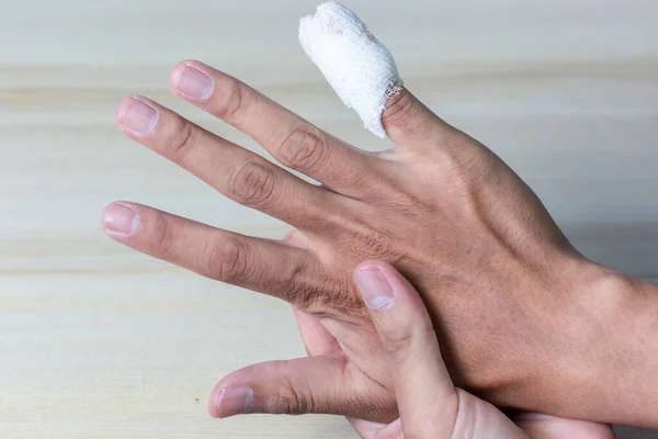 Zmarszczoną Dłoń Małym Palcem Należy Traktować Jak Ranę Białym Bandażem — Zdjęcie stockowe