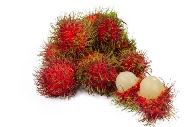Kırpma yolu Beyaz zemin üzerinde parlak kırmızı rambutan yığını ve soyulmuş rambutan