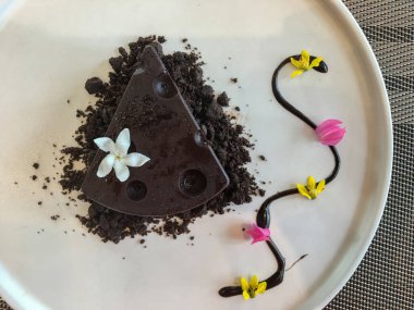 Beyaz bir tabakta dilimlenmiş çikolatalı pasta, güzel yemekler ve boşluğu kopyalamak.