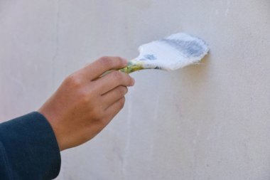 Boya fırçaları ve el yapımı işler. Eski beton duvarların onarımıyla ve kopyasıyla