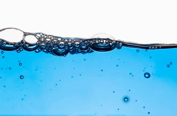 Bubbels Grond Onder Het Wazige Wateroppervlak Schoon Blauwe Achtergrond — Stockfoto