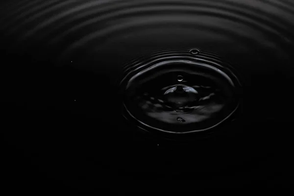 Gotas Lluvia Que Caen Sobre Superficie Del Agua Formando Círculo — Foto de Stock