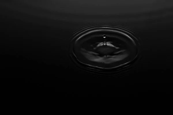 Gotas Agua Que Caen Líquido Negro Causan Ondulaciones — Foto de Stock