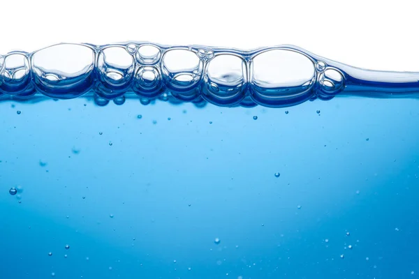 Bubbles Top Beweging Water Oppervlak Blauw Schoon Frisse Witte Achtergrond — Stockfoto