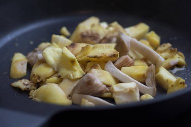 Tavada pişirilen taze 