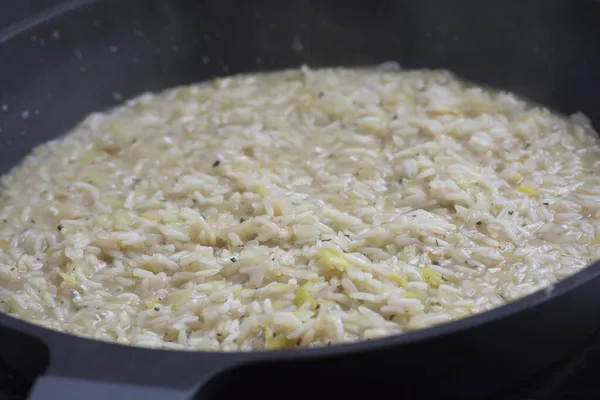 Risotto Funghi Kokt Risrätt Med Skivor Färsk Gråtande Bolete Svamp — Stockfoto