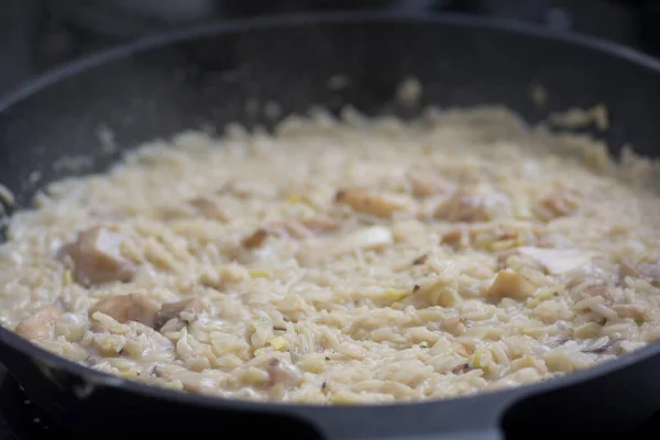 Risotto Funghi Вареное Рисовое Блюдо Ломтиками Свежих Грибов Bolete Сладких — стоковое фото