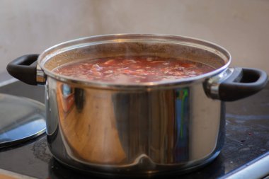 Ukrayna mutfağının en ünlü yemeklerinden biri olan ve ana malzemelerden biri olarak pancar kökü ile yapılan geleneksel ekşi borş çorbası tabağına özel kırmızı rengini verir.