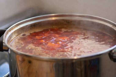 Ukrayna mutfağının en ünlü yemeklerinden biri olan ve ana malzemelerden biri olarak pancar kökü ile yapılan geleneksel ekşi borş çorbası tabağına özel kırmızı rengini verir.