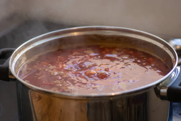 Una Pentola Bollente Zuppa Tradizionale Aspra Borscht Uno Dei Piatti — Foto Stock