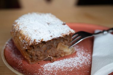 Elmalı turta, Avusturya, Bavyera, Çek Cumhuriyeti, Kuzey İtalya, Slovenya ve bir zamanlar Avusturya-Macaristan İmparatorluğu 'na ait olan diğer Avrupa ülkelerinde popüler bir hamur işi..