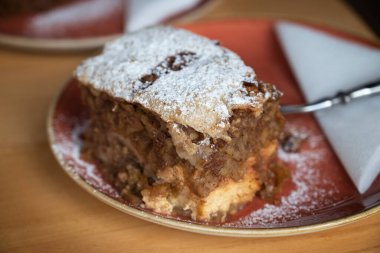 Elmalı turta, Avusturya, Bavyera, Çek Cumhuriyeti, Kuzey İtalya, Slovenya ve bir zamanlar Avusturya-Macaristan İmparatorluğu 'na ait olan diğer Avrupa ülkelerinde popüler bir hamur işi..