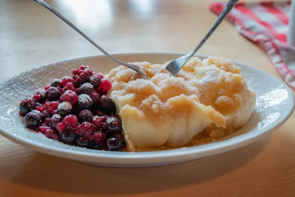 スロベニアのデザート Truklji 伝統的なスロベニア料理は 生地と甘いコテージチーズの充填で構成され ベリーを添えています ストック写真
