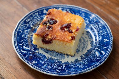 Bir dilim Malai, ya da alivenci, mısır unu ve peynirden yapılmış Romen mutfağından yapılmış mısır ekmeğine benzeyen bir kek.. 