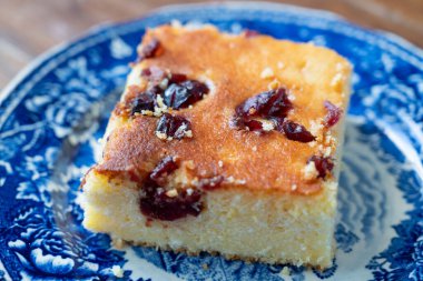 Bir dilim Malai, ya da alivenci, mısır unu ve peynirden yapılmış Romen mutfağından yapılmış mısır ekmeğine benzeyen bir kek.. 