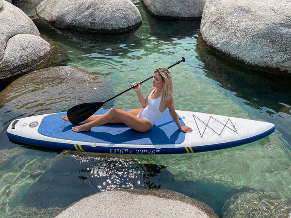 Hermosa señora yang se relaja en el tablero de paddle —  Fotos de Stock