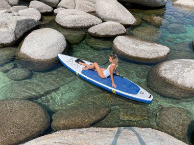 Güzel Yang hanım kürek tahtasında dinleniyor. 