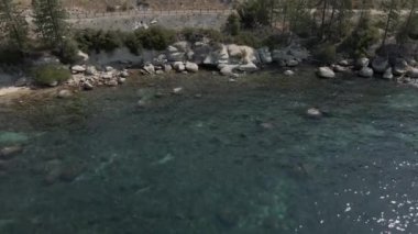 Dağ yolu boyunca kristal berrak göl sinematik görüntüler 