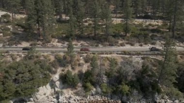 Dağ yolu boyunca kristal berrak göl sinematik görüntüler 