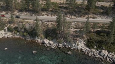 Dağ yolu boyunca kristal berrak göl sinematik görüntüler 