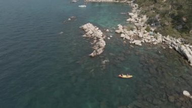 Kristal berrak göl üzerindeki kayalar. Hava görüntüleri.