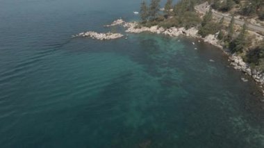 Kristal berrak göl üzerindeki kayalar. Hava görüntüleri.