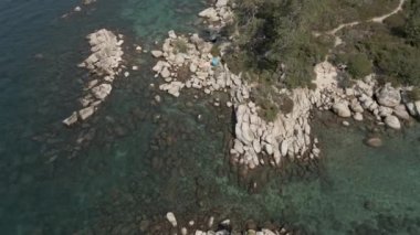 Kristal berrak göl üzerindeki kayalar. Hava görüntüleri.