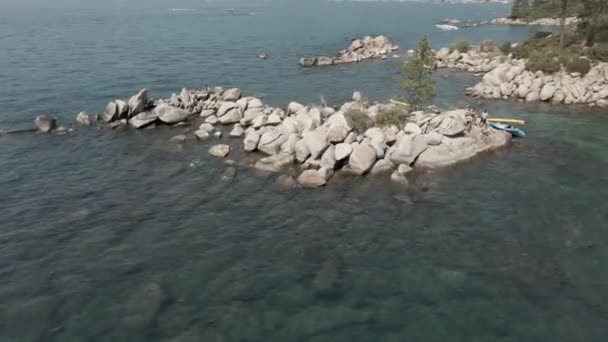 Kamienie na krystalicznie czystym jeziorze — Wideo stockowe